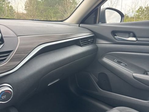 Used 2025 Nissan Altima 2.5 SV FWD image 24