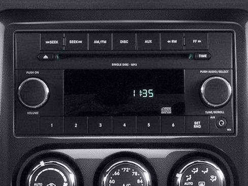 Used 2014 Dodge Challenger SXT image 7