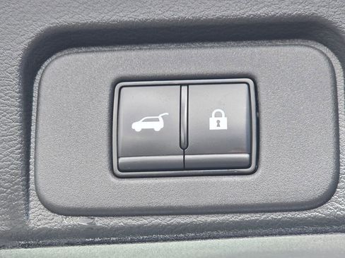 Used 2024 Nissan Rogue SV w/ SV Premium Package FWD image 16