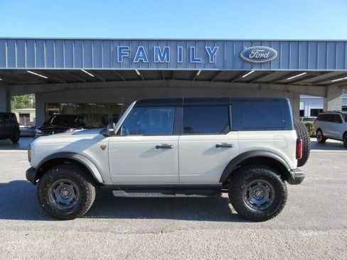 New 2025 Ford Bronco Badlands image 2