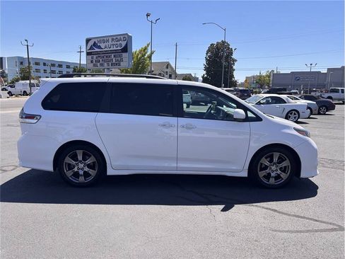 Used 2017 Toyota Sienna SE w/ SE Preferred Package FWD image 6