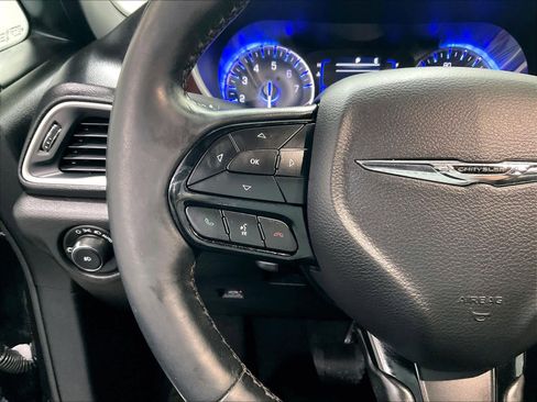 Used 2020 Chrysler Pacifica Touring-L image 23