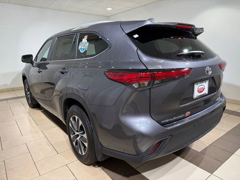Certified 2023 Toyota Highlander XLE image 3