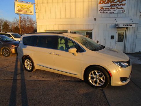 Used 2017 Chrysler Pacifica Touring-L w/ Tire & Wheel Group image 7