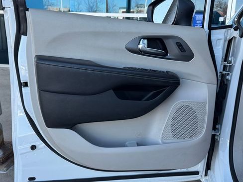 Used 2023 Chrysler Pacifica Touring-L image 24