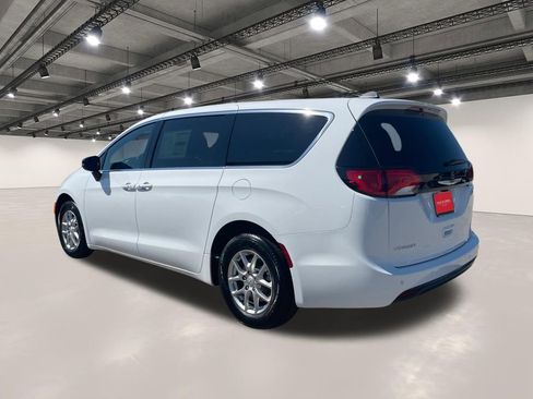 Used 2026 Chrysler Voyager LX FWD image 14