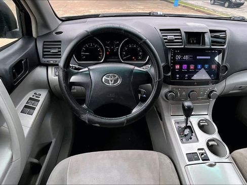 Used 2012 Toyota Highlander FWD w/ Cold Weather Pkg image 5