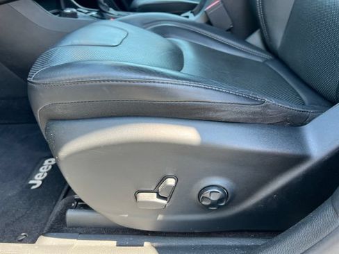Used 2019 Jeep Cherokee Limited AWD/4WD image 11