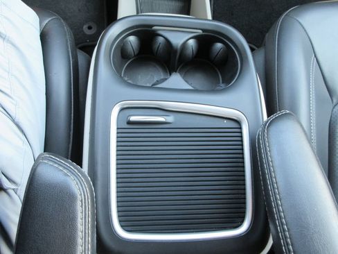 Used 2023 Chrysler Pacifica Touring-L FWD image 26