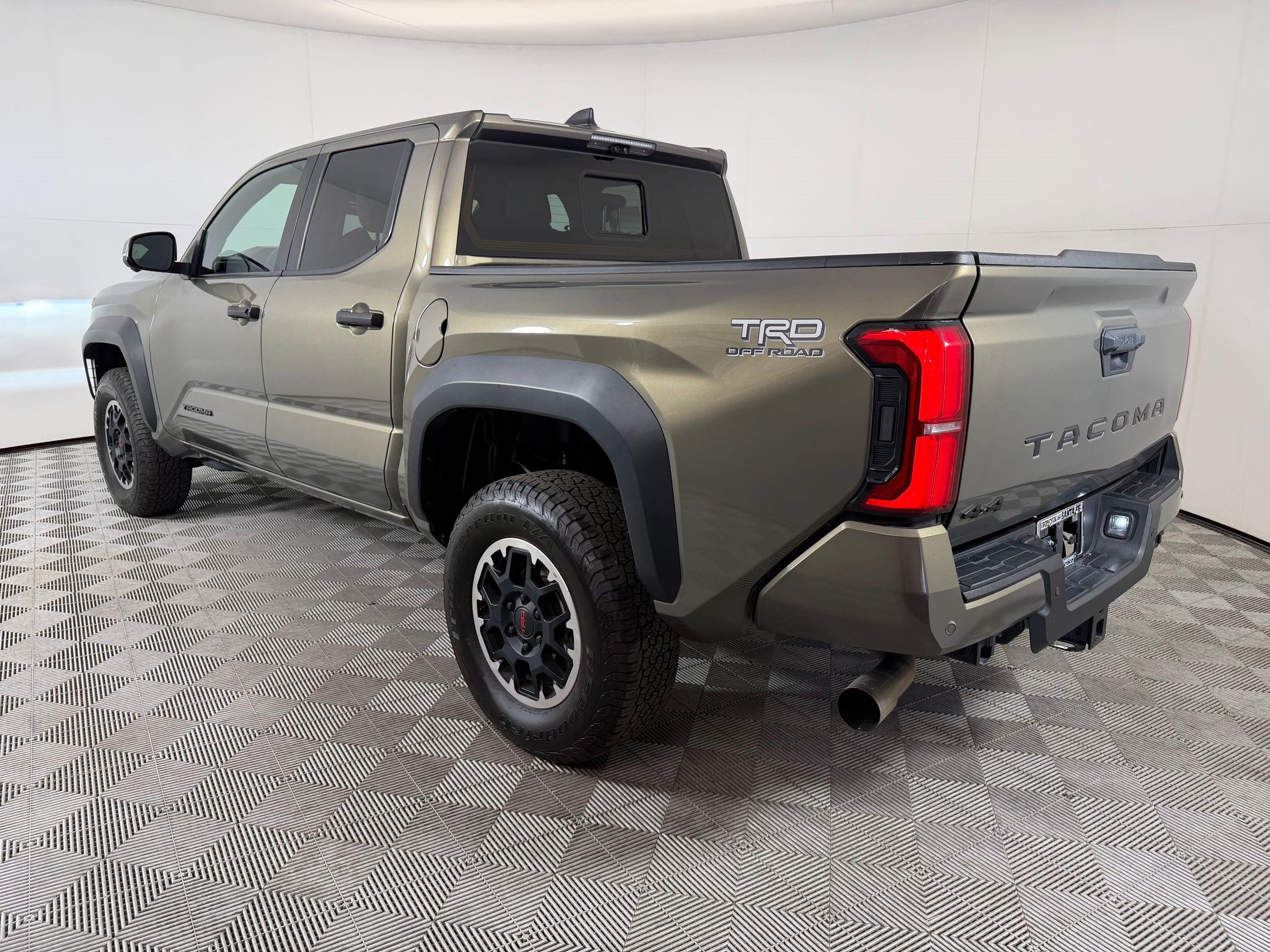 Used 2024 Toyota Tacoma TRD Off-Road w/ TRD Off Road Premium Package AWD/4WD image 3