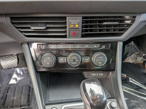 Certified 2024 Volkswagen Jetta SE FWD image 22