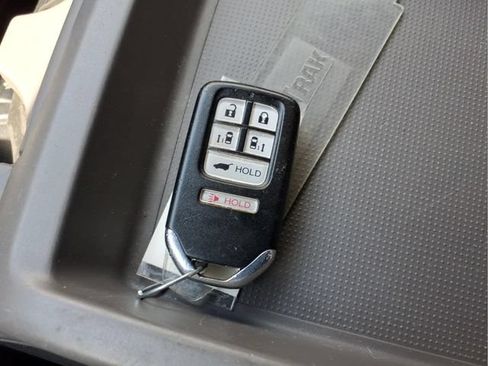 Used 2015 Honda Odyssey Touring Elite image 11