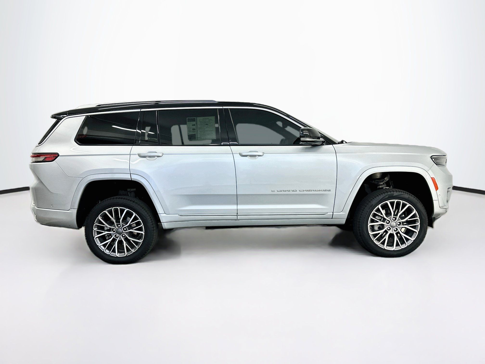 Used 2023 Jeep Grand Cherokee L Summit AWD/4WD image 10