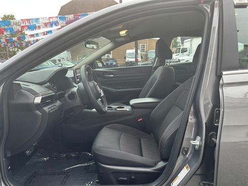 Used 2025 Nissan Altima 2.5 SV FWD image 9