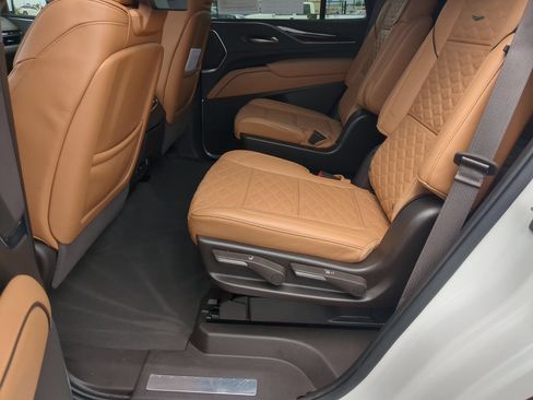 Used 2023 Cadillac Escalade Premium Luxury AWD/4WD image 24