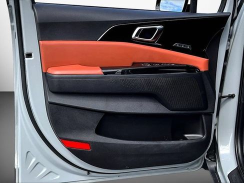 Certified 2023 Kia Carnival SX FWD image 25