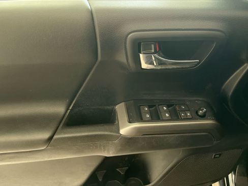 Used 2021 Toyota Tacoma Limited AWD/4WD image 13