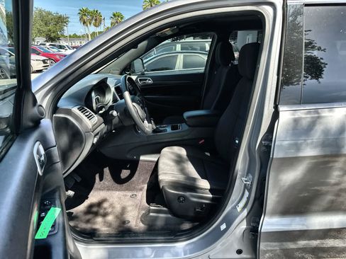 Used 2018 Jeep Grand Cherokee Laredo AWD/4WD image 2