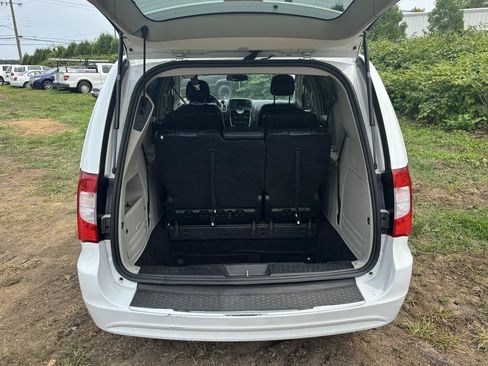 Used 2016 Chrysler Town & Country Touring FWD image 23