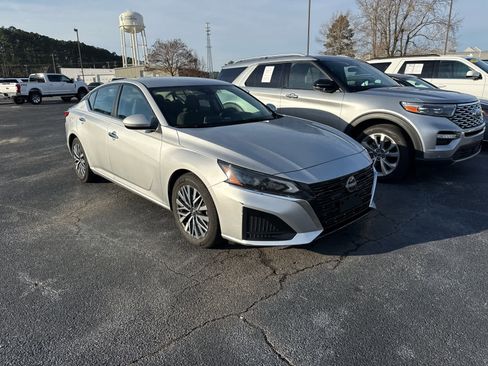 Used 2023 Nissan Altima 2.5 SV image 3