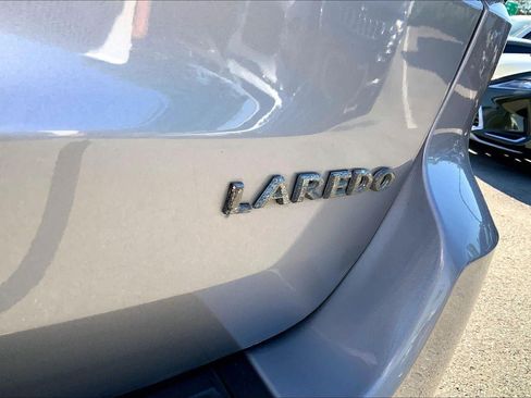 Used 2017 Jeep Grand Cherokee Laredo AWD/4WD image 8