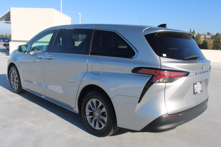 Used 2022 Toyota Sienna XLE FWD image 5