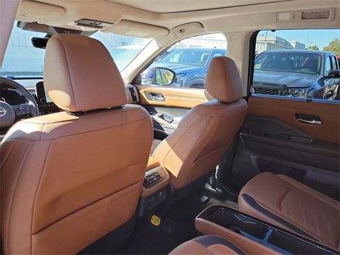 Used 2023 Nissan Pathfinder Platinum image 28