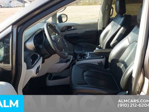 Used 2023 Chrysler Pacifica Touring-L image 7