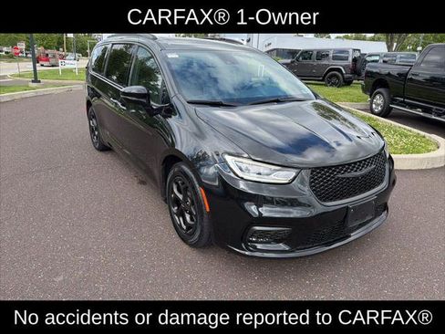 Certified 2024 Chrysler Pacifica Premium FWD image 2