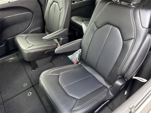 New 2025 Chrysler Pacifica Select image 29