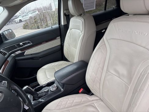 Used 2019 Ford Explorer Platinum image 17