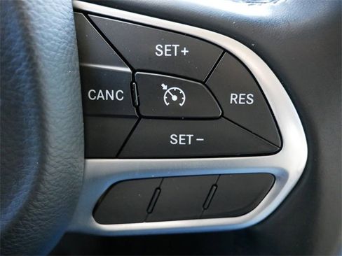 Used 2017 Chrysler 300 Limited image 27