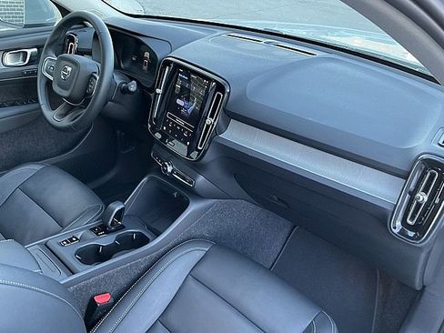 Certified 2025 Volvo XC40 B5 Core image 21