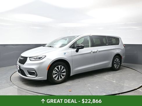 Used 2024 Chrysler Pacifica Limited FWD image 10