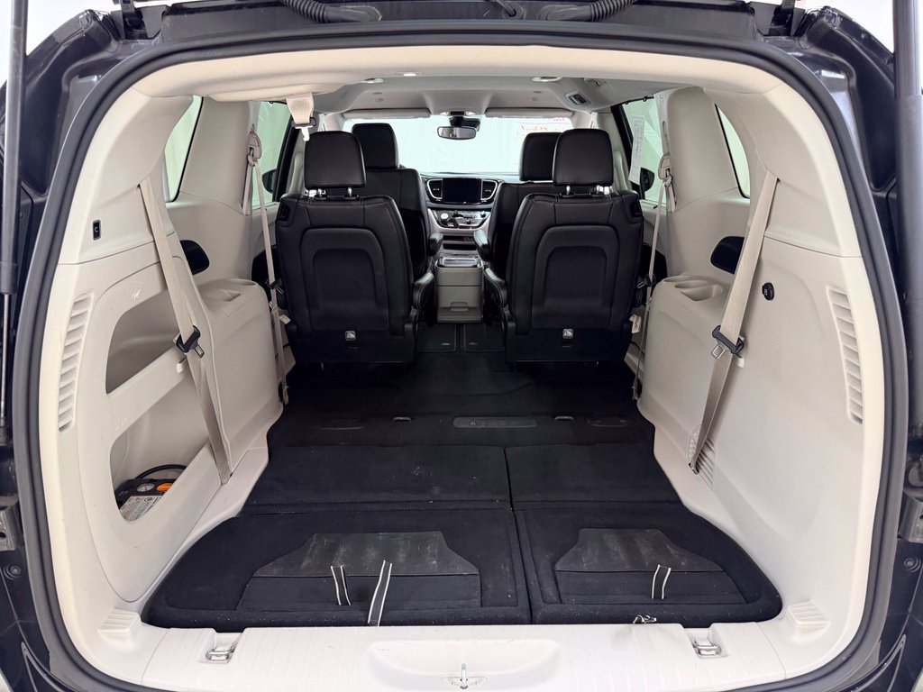 Used 2024 Chrysler Pacifica Touring-L FWD image 6