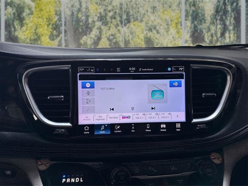 Used 2023 Chrysler Pacifica Limited FWD image 16