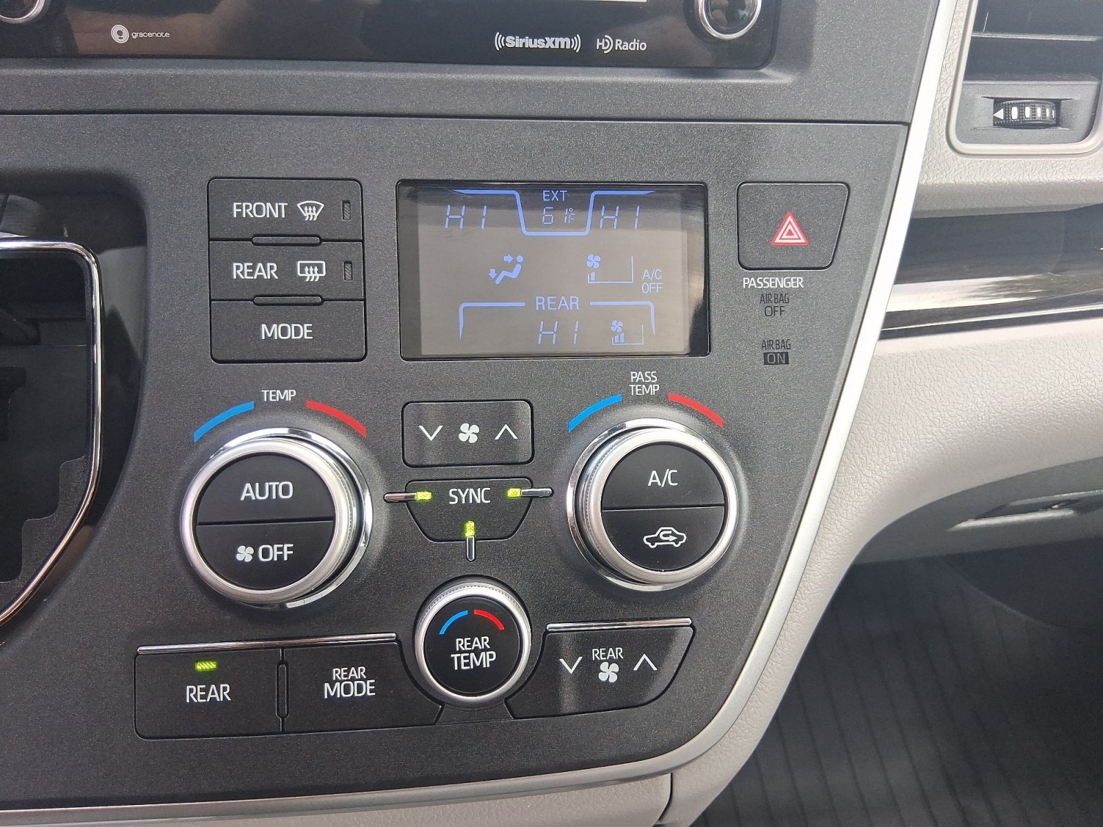 Used 2020 Toyota Sienna XLE w/ XLE Navigation Package FWD image 15