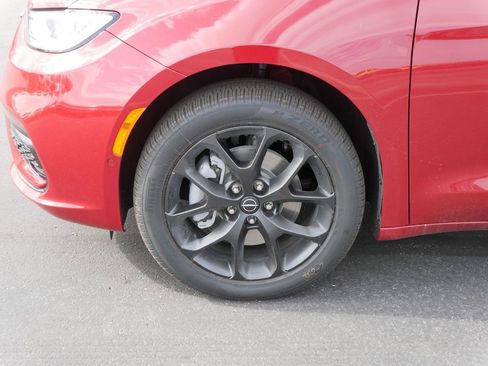 New 2026 Chrysler Pacifica Limited w/ S Appearance Package image 4