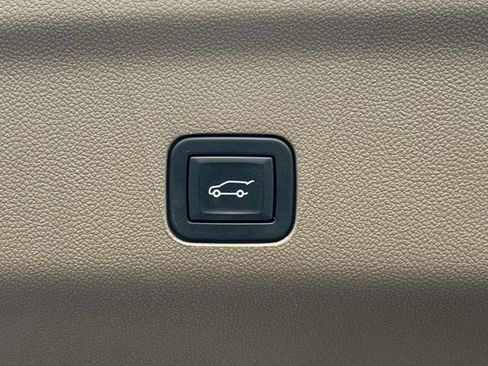 Used 2024 GMC Yukon XL Denali AWD/4WD image 9