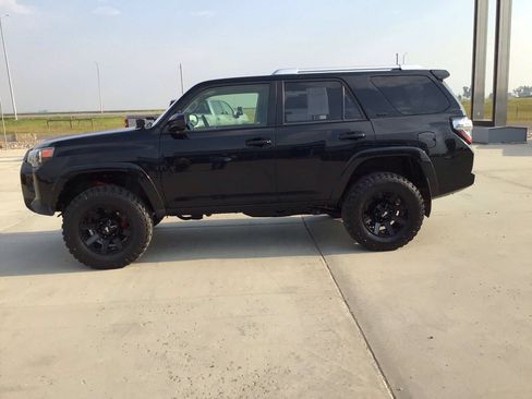Used 2018 Toyota 4Runner SR5 AWD/4WD image 2