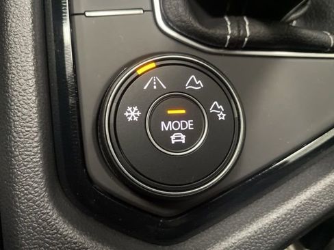 Certified 2025 Volkswagen Taos SE image 22