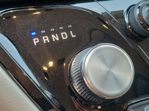 Used 2023 Chrysler Pacifica Touring-L FWD image 32