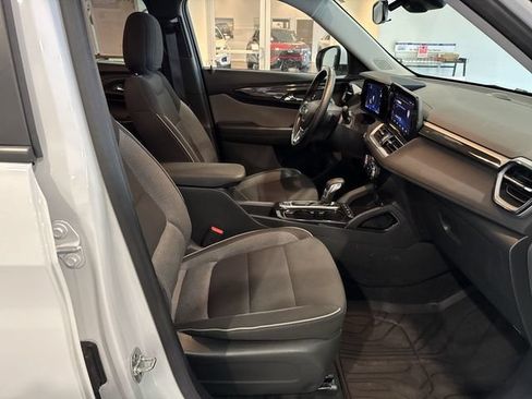 Used 2024 Chevrolet TrailBlazer LT w/ LT Cold Weather Package FWD image 17