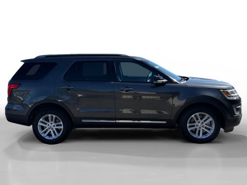 Used 2017 Ford Explorer XLT FWD image 6