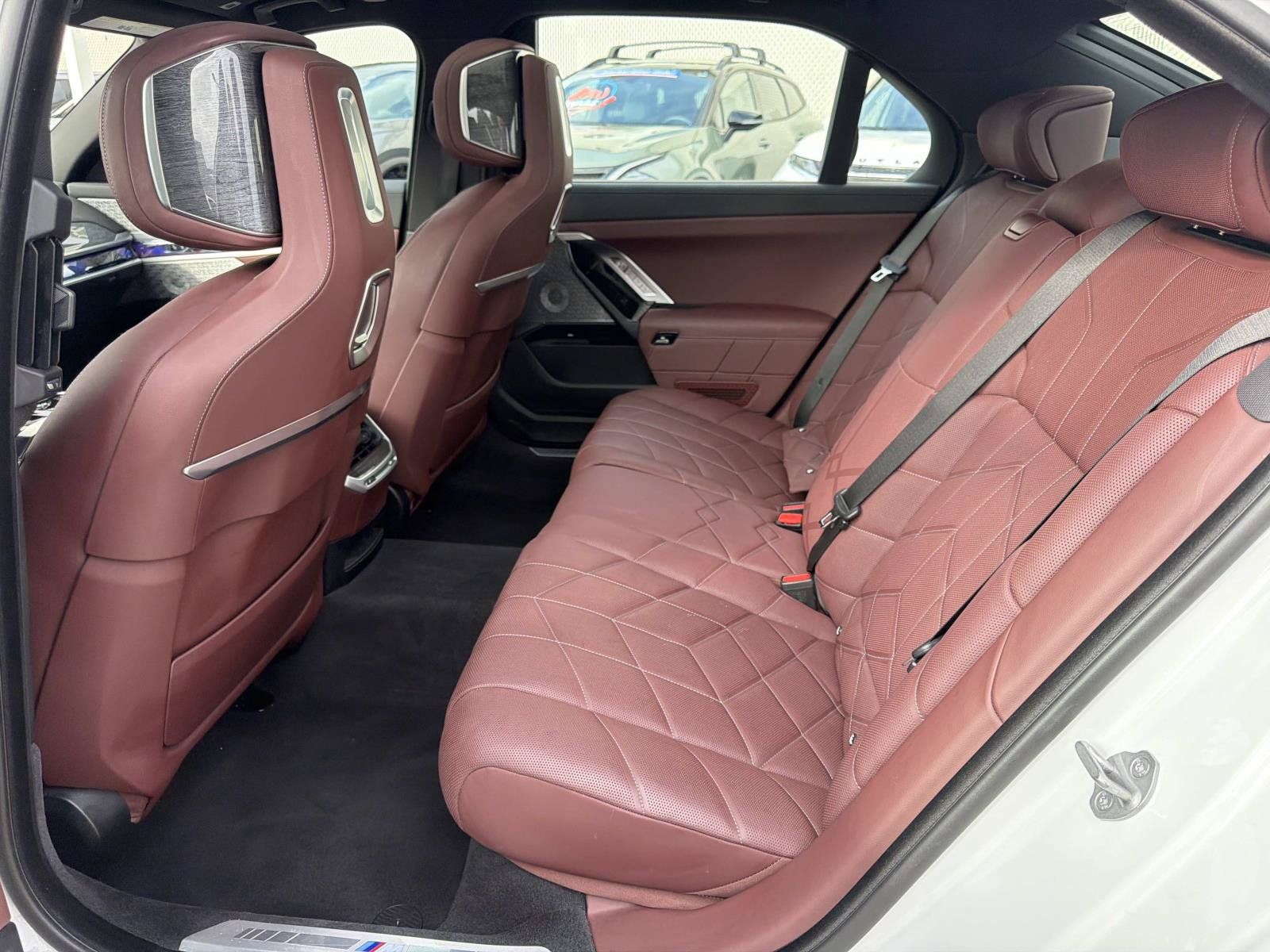 Used 2023 BMW i7 xDrive60 AWD/4WD image 14