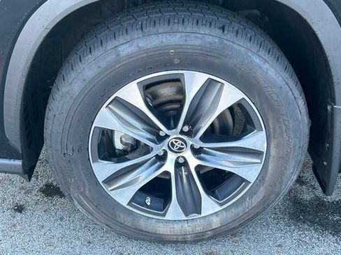Used 2022 Toyota Highlander XLE AWD/4WD image 14