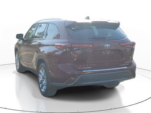 Used 2023 Toyota Highlander Limited image 3