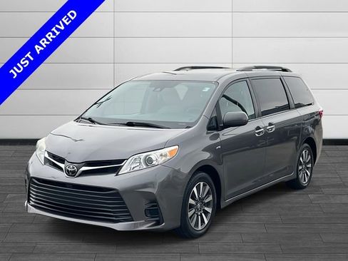 Used 2020 Toyota Sienna LE w/ LE Preferred Package image 7