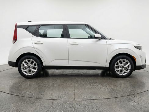 Used 2025 Kia Soul LX w/ LX Technology Package image 11