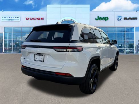 New 2025 Jeep Grand Cherokee Altitude image 10